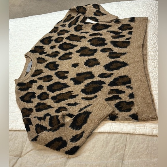 Jolie leopard print sweater. Size medium. - Picture 9 of 13